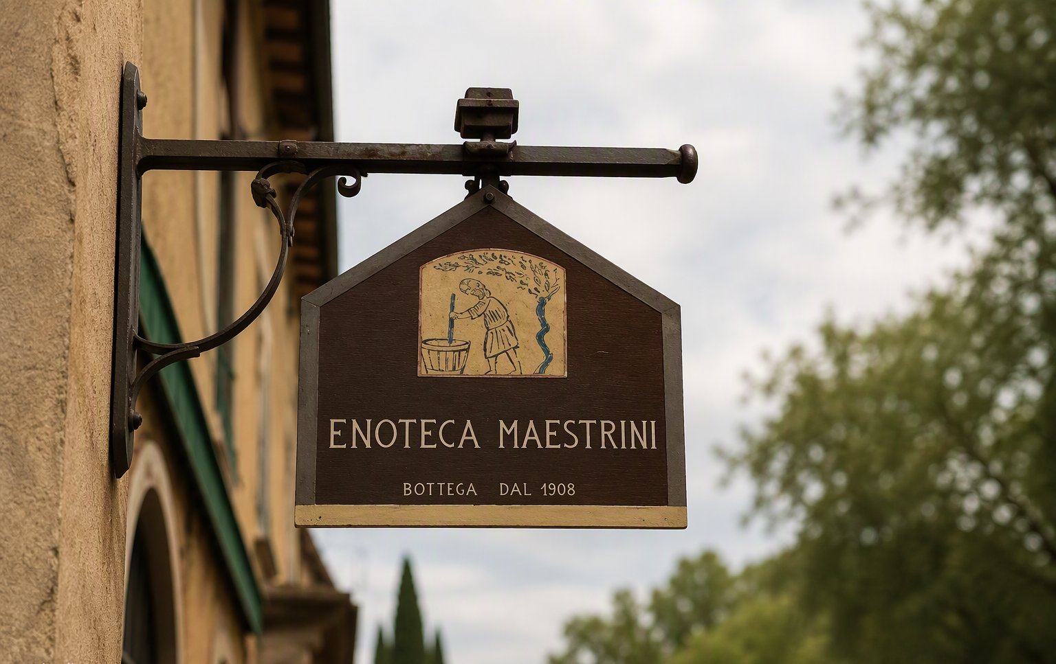 L'insegna Enoteca Maestrini con la scritta Bottega dal 1908
