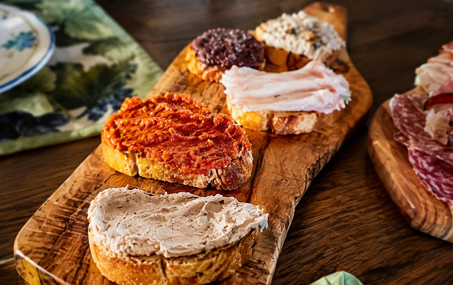 I crostini ai fegatini sul tagliere in legno